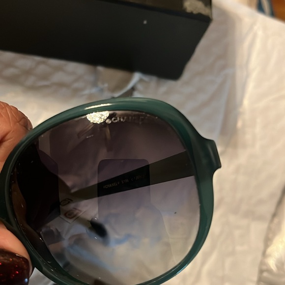 Chanel sunglasses in green don’t have original case but have original box - Picture 2 of 5